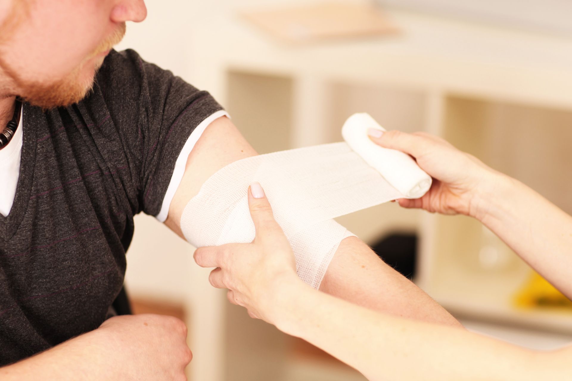 Application d'un bandage sur un pansement