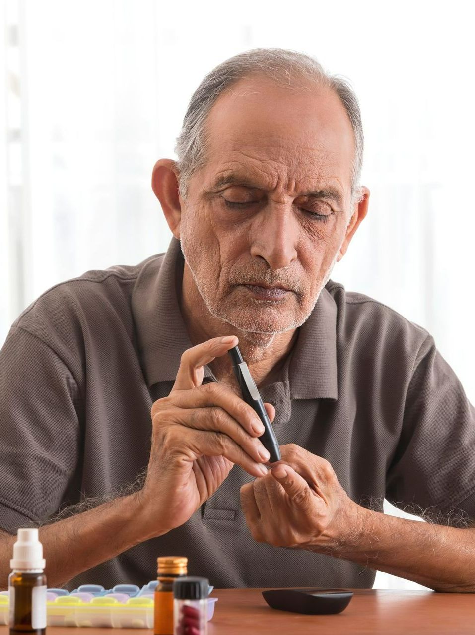 Un patient qui mesure sa glycémie