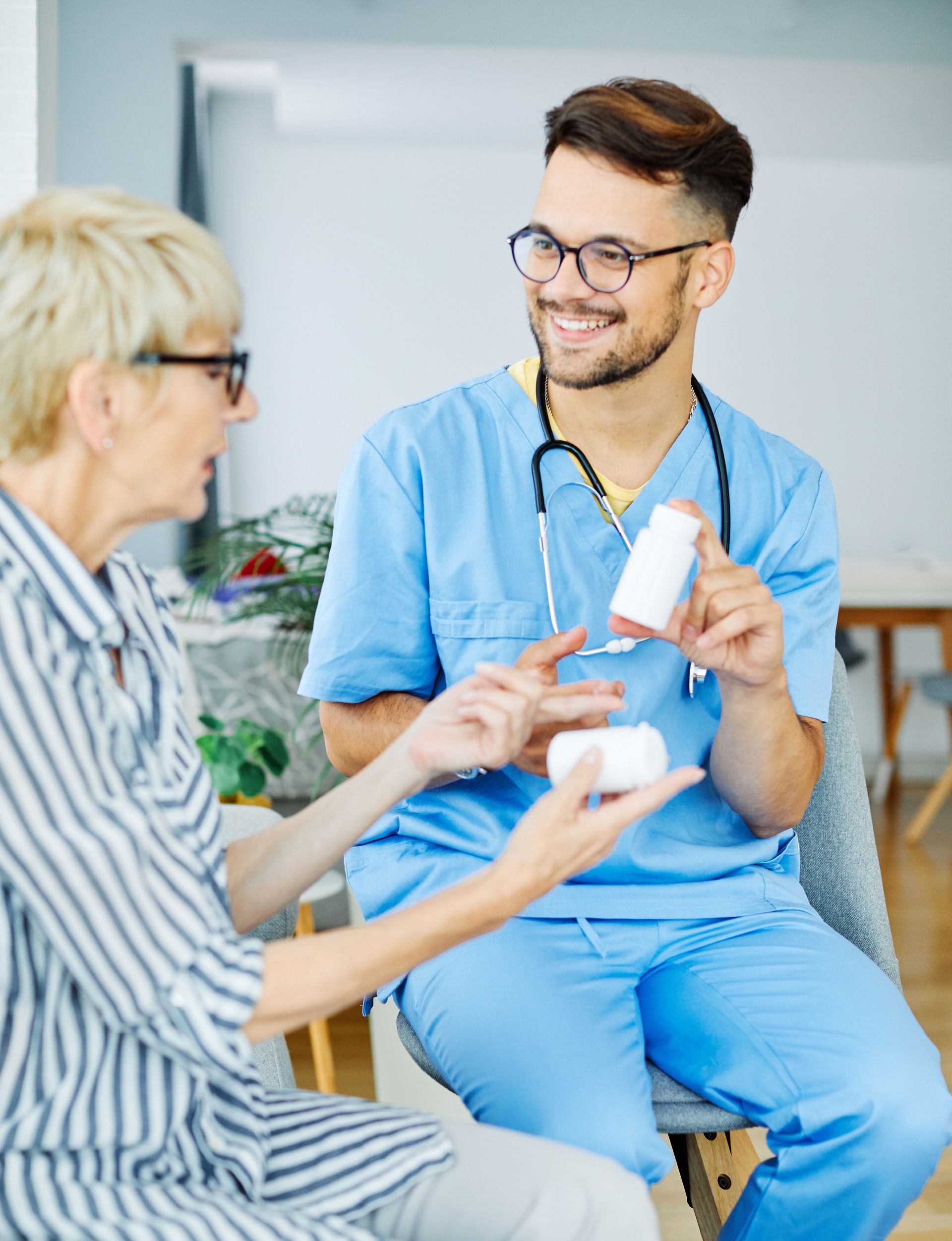 Un infirmier donnant des médicaments à une patiente