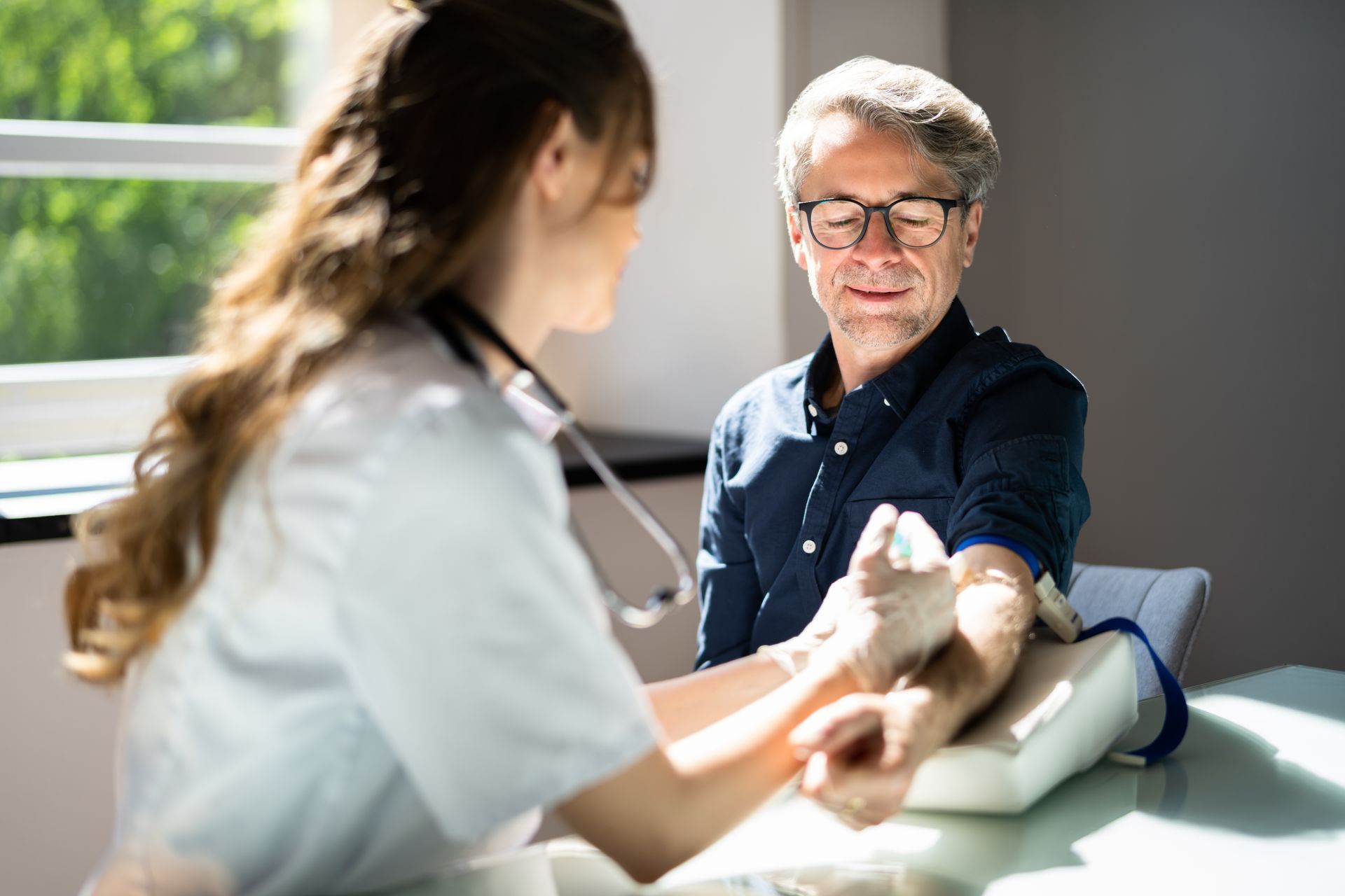 Prise de sang sur un patient âgé