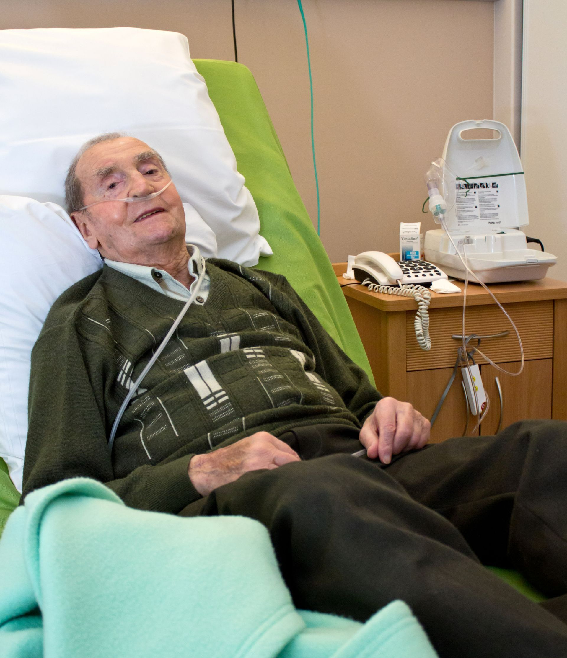 Un homme âge dans un lit médicalisé