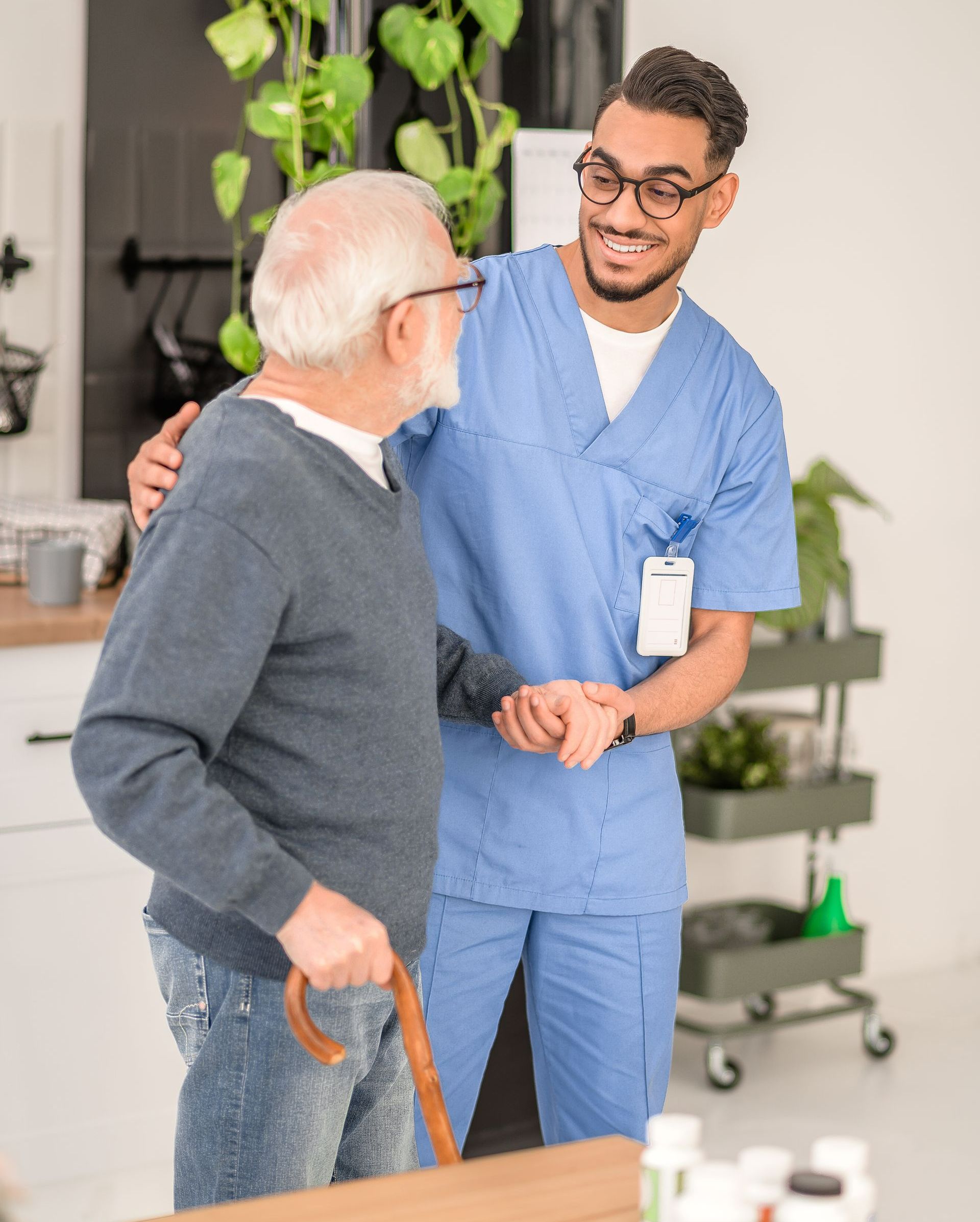 Un infirmier debout avec un patient