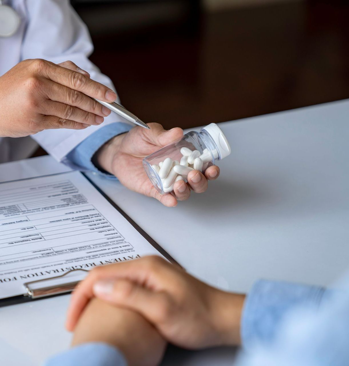 Une infirmière montrant des médicaments