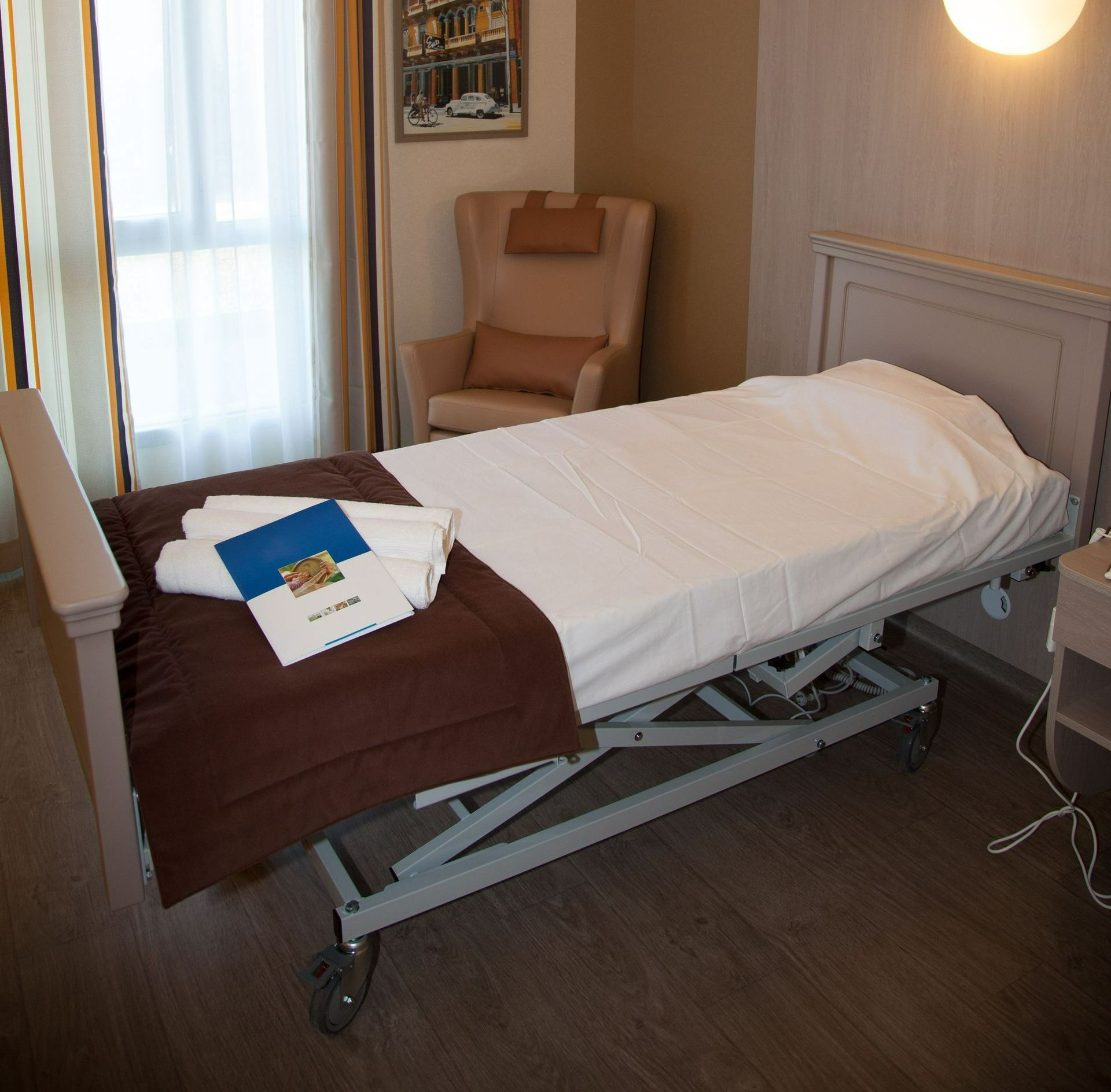 Un lit médicalisé dans une maison