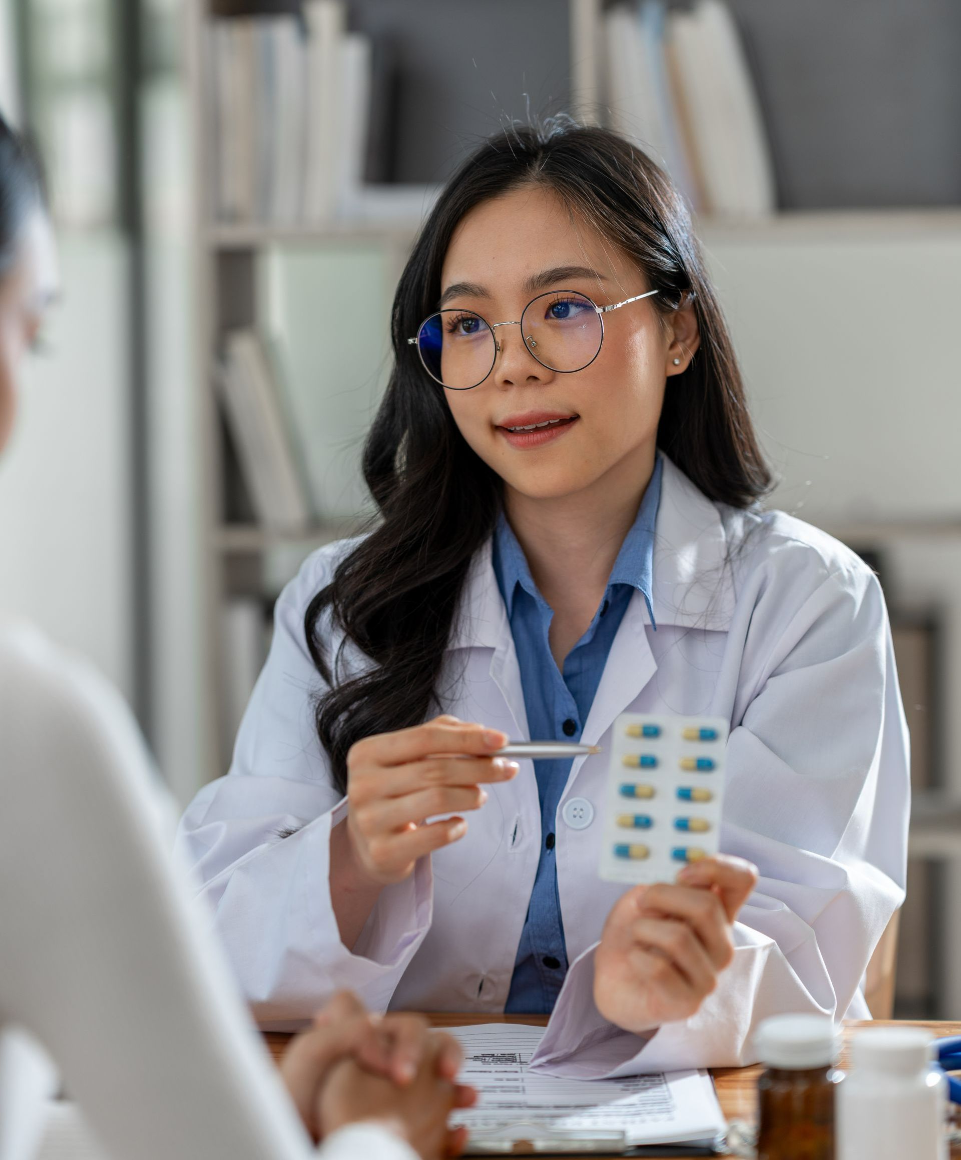 Une infirmière montrant un médicament