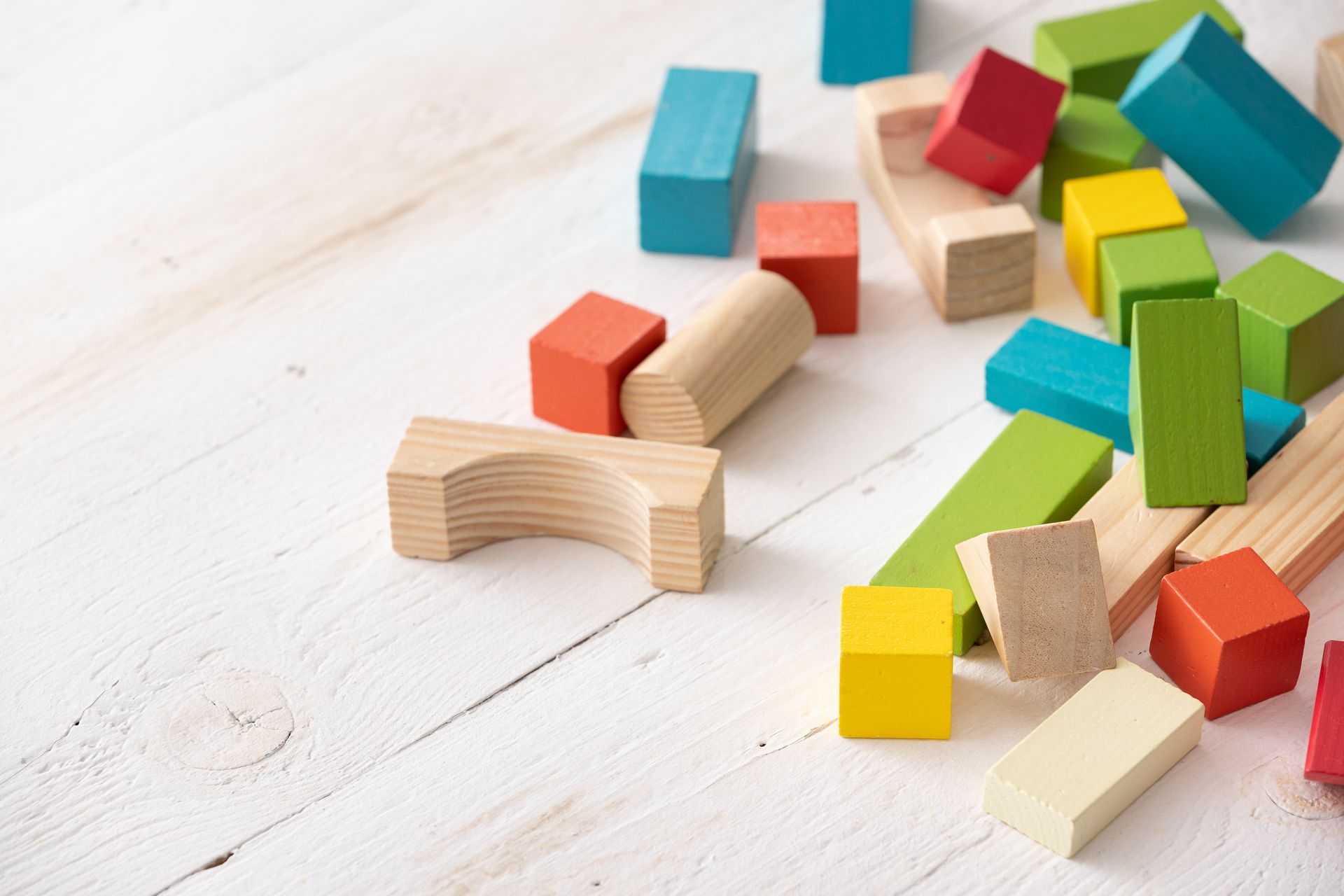 Bunte Bausteine liegen auf dem Boden