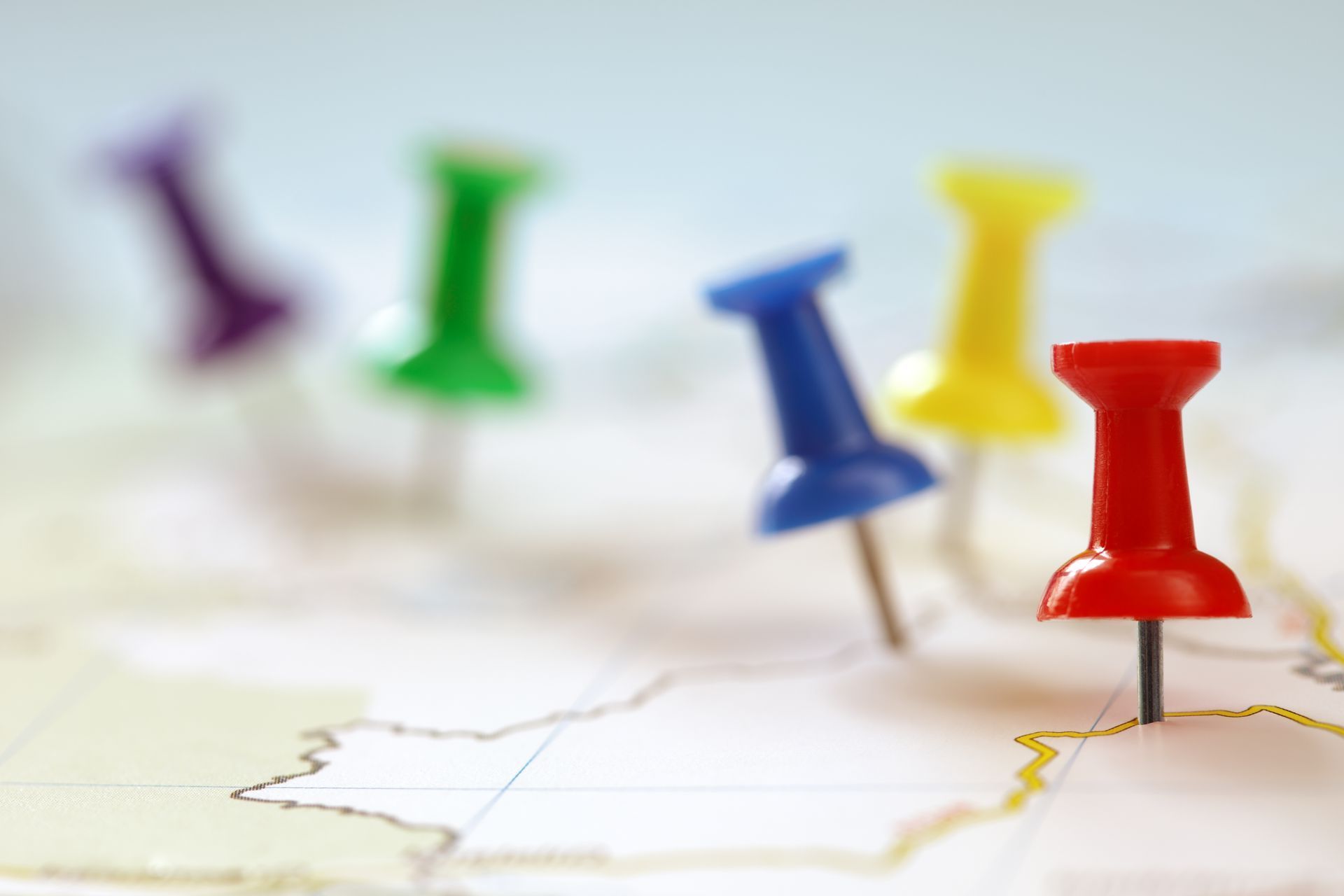 Bunte Pins auf Karte