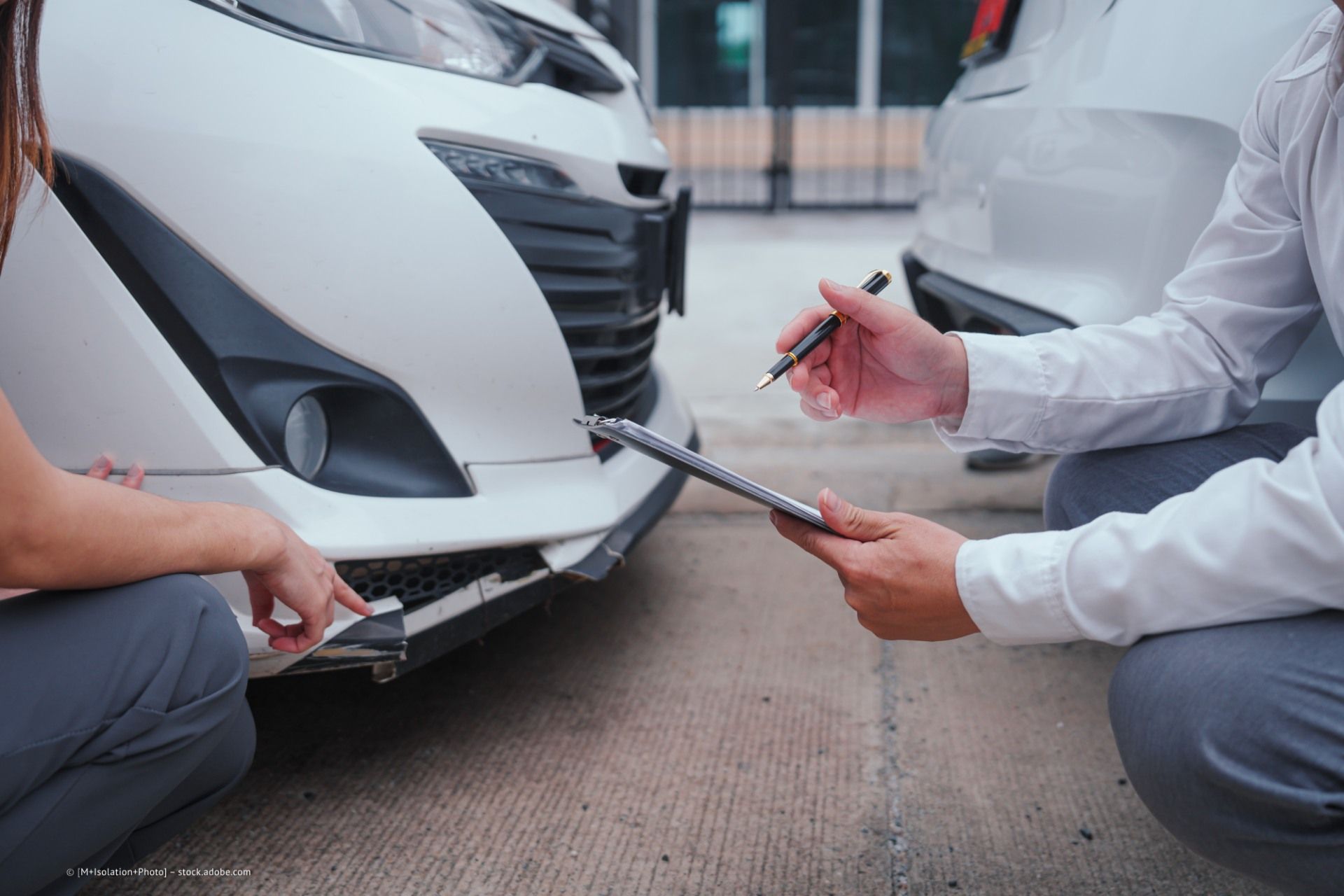 Person hält ihre Hände über ein Spielzeugauto