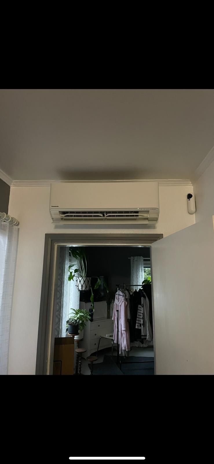 Moderni ilmalämpöpumpun sisäyksikkö olohuoneessa. Hiljainen ja tehokas lämmönjako parantaa asumismukavuutta ympäri vuoden