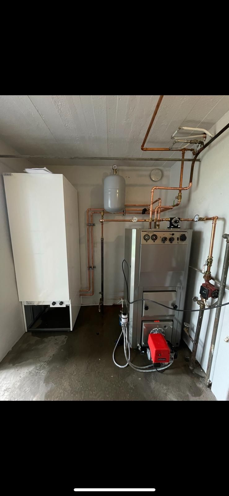 Kattilahuoneen sydän: huollettu öljypoltin ja kattila. Siisti työn jälki on Poltinhuolto Ahosen ammattitaidon merkki.