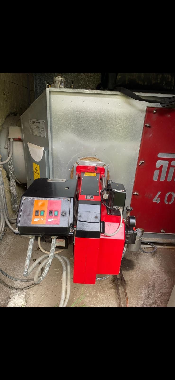 Öljypolttimen etupaneeli ja säädöt. Tarkat asetukset varmistavat optimaalisen hyötysuhteen ja pienemmät lämmityskulut.