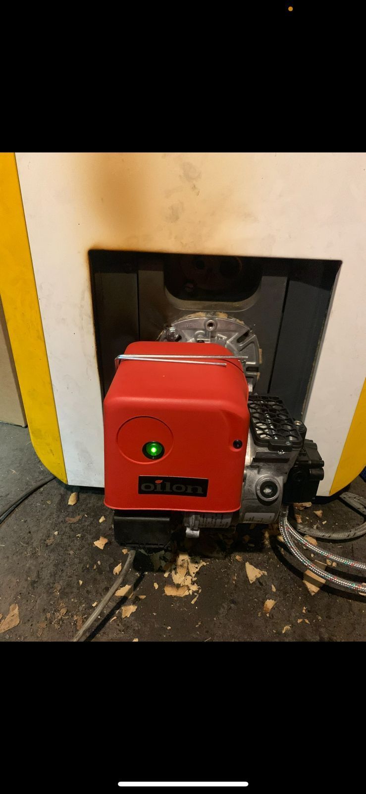 Öljypolttimen suuttimen vaihto ja suodattimen puhdistus. Huollettu poltin toimii luotettavasti ja nokeaa vähemmän