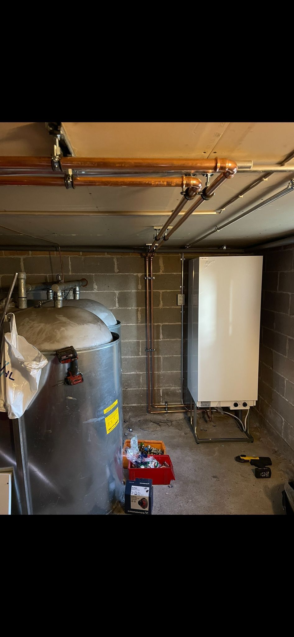 Öljysäiliön puhdistus ja tarkastus pohjavesialueella. Suositeltu huoltoväli 5–10 vuotta takaa järjestelmän turvallisuuden.