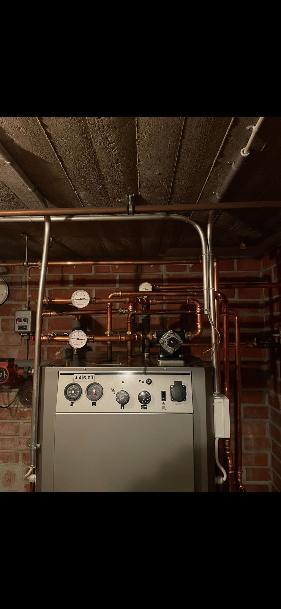 Huollettu ja puhdas öljypoltin asennettuna. Säännöllinen ylläpito varmistaa laitteiston varman toiminnan pakkasilla.