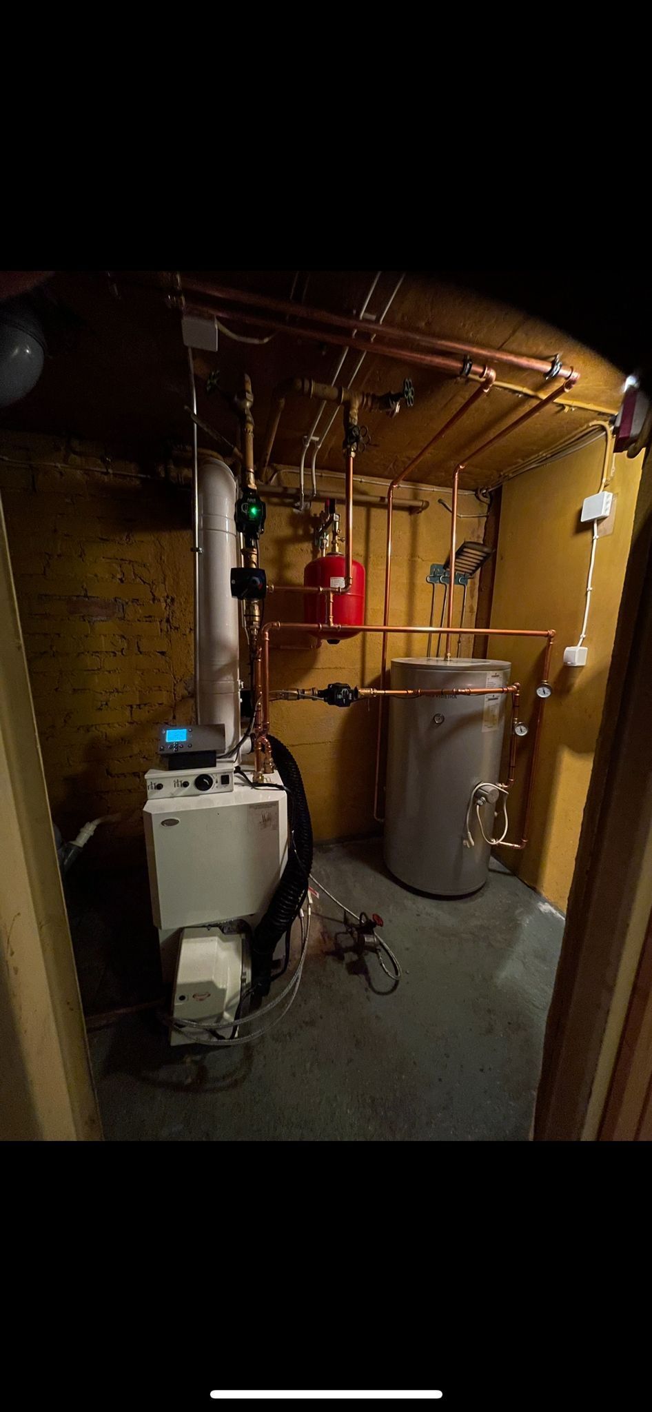 Uuden öljysäiliön asennus kotiin. Nykyaikaiset ja turvalliset säiliöratkaisut ammattilaisen toimesta asennettuna.