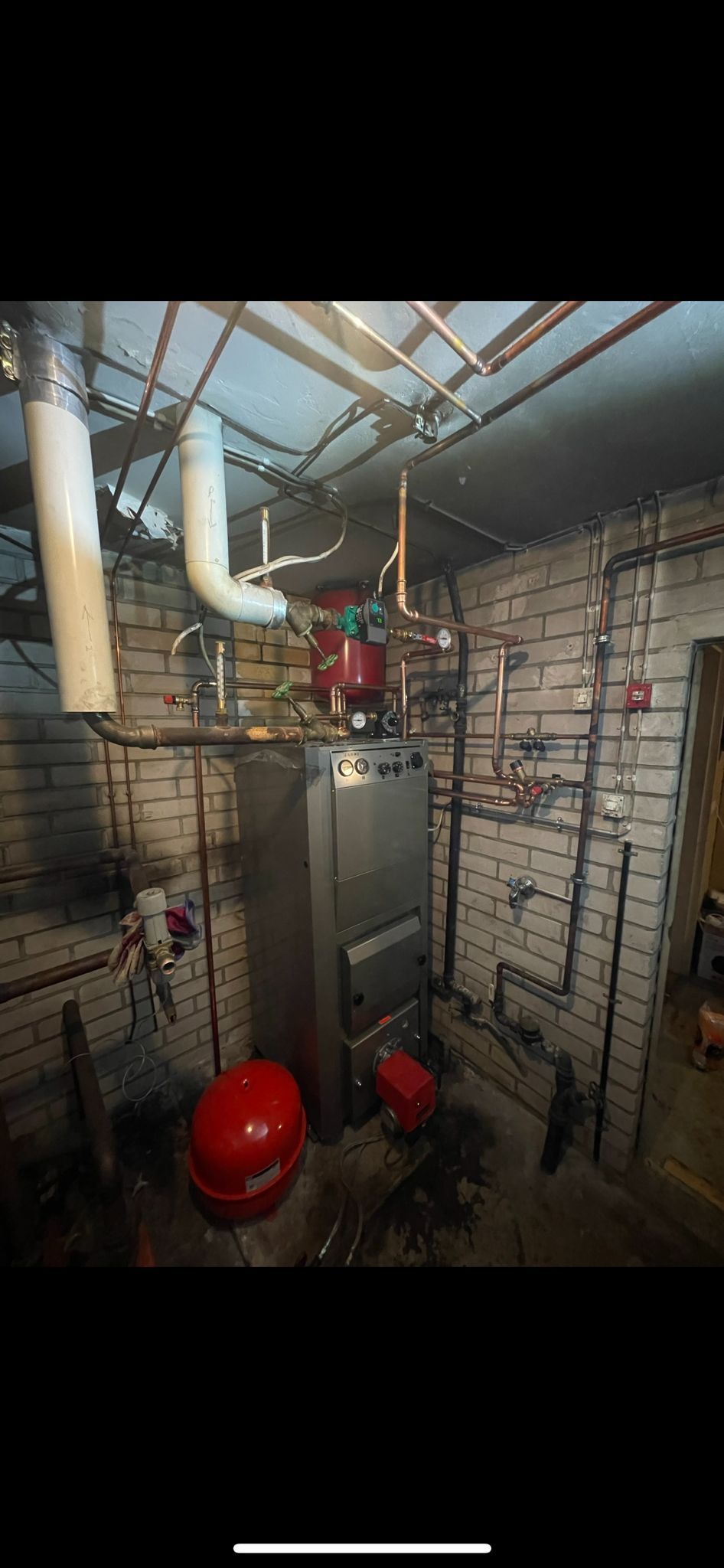 Asennettu öljypoltin odottamassa talvikautta. Luotettava kumppanisi kaikissa öljylämmityksen huoltotöissä Salossa.