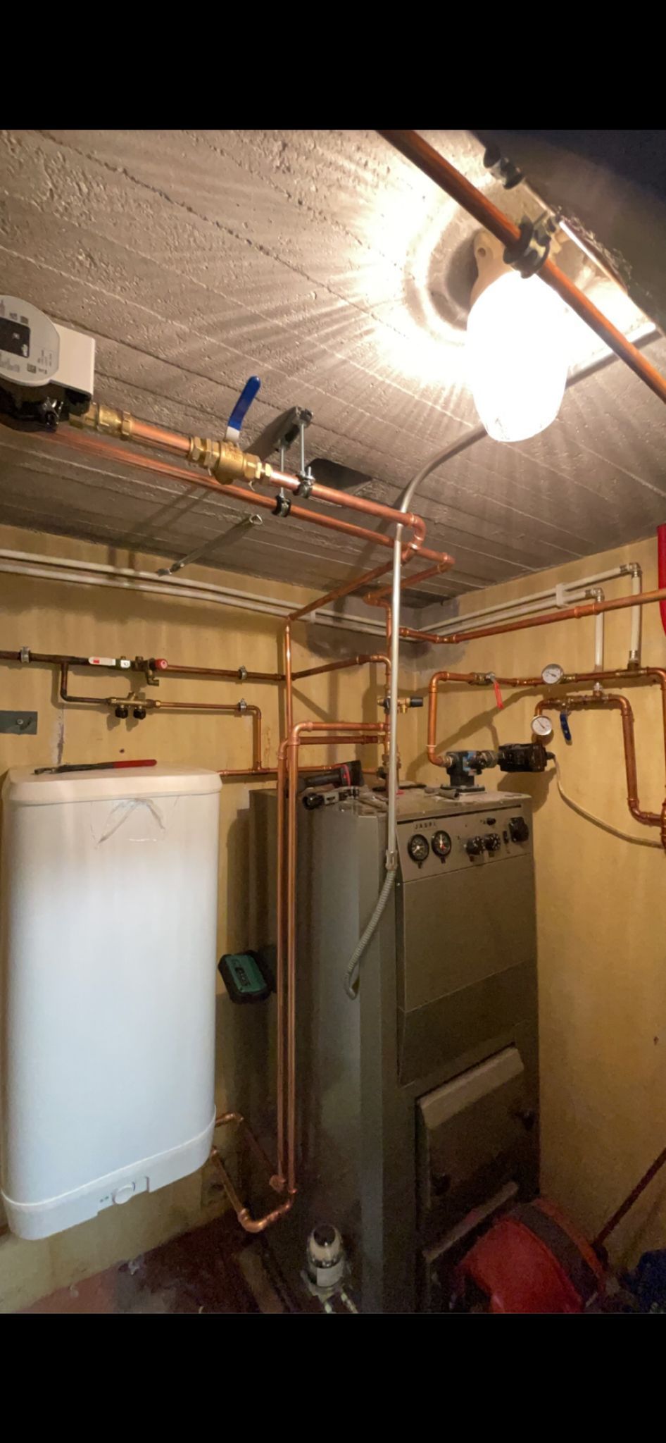 Asennettu öljypoltin odottamassa talvikautta. Luotettava kumppanisi kaikissa öljylämmityksen huoltotöissä Salon seudulla.