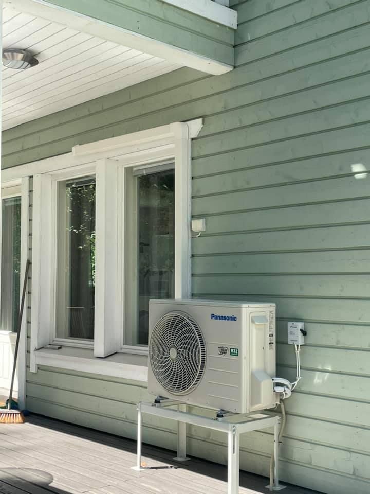 Ilmalämpöpumpun ulkoyksikkö asennettuna seinälle. Viilennys kesällä ja edullinen lisälämpö talvella Salon kodissa.