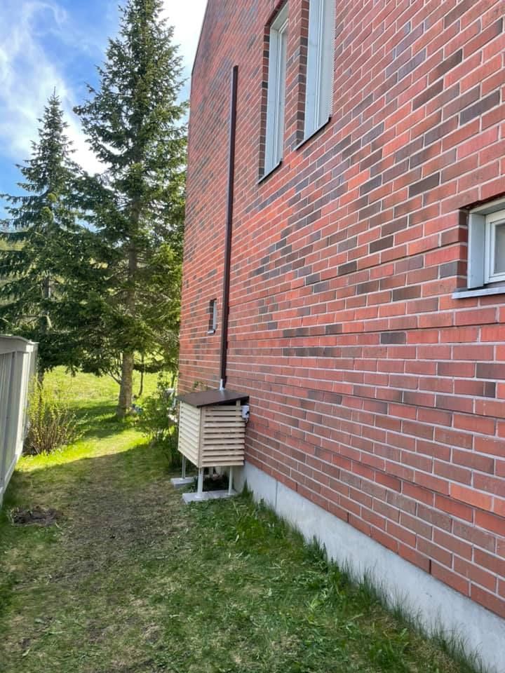 Ilmalämpöpumpun puhdistus ja kylmäaineiden tarkastus. Säännöllinen huolto pitää laitteen hyötysuhteen korkeana.