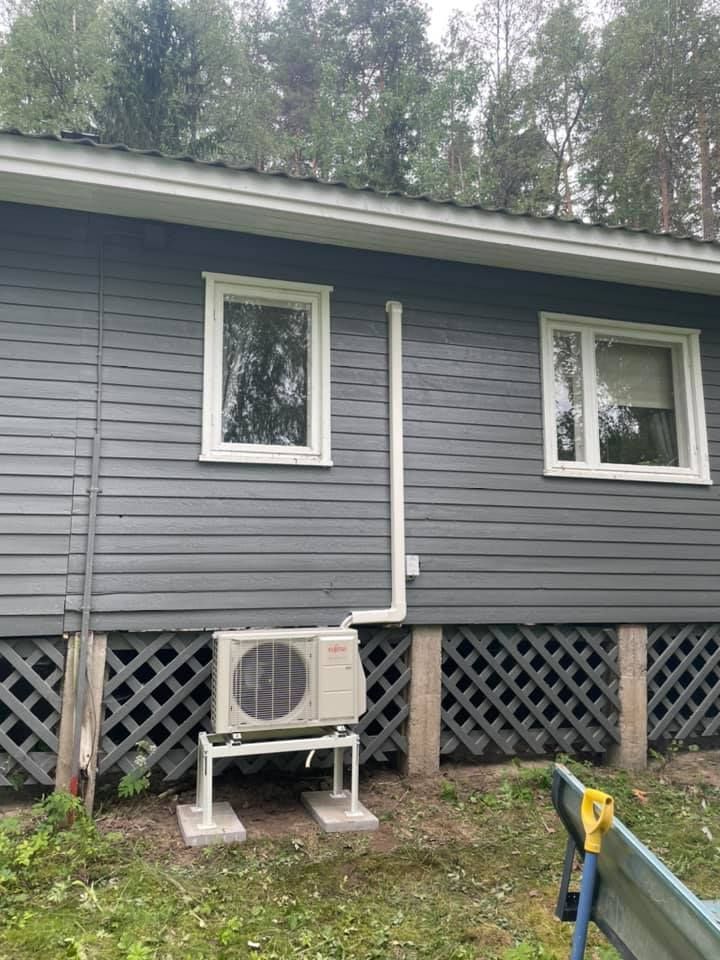 Ilmalämpöpumpun asennus puuverhoiltuun seinään Salossa. Tyylikäs ja huomaamaton asennus kotisi ulkoilmettä kunnioittaen.