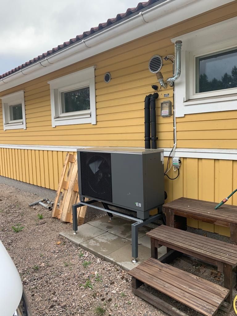 Ilma-vesilämpöpumpun asennus ulos. Tehokas ja ekologinen hybridilämmitys yhdistettynä nykyiseen öljykattilaan.