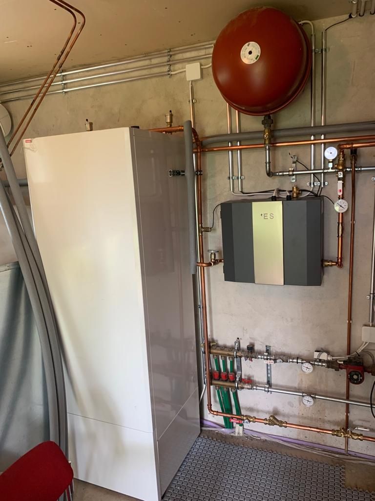 Siisti öljykattilan ja polttimen asennus teknisessä tilassa. Meiltä saat asennukset ja huollot Salossa kerralla kuntoon.