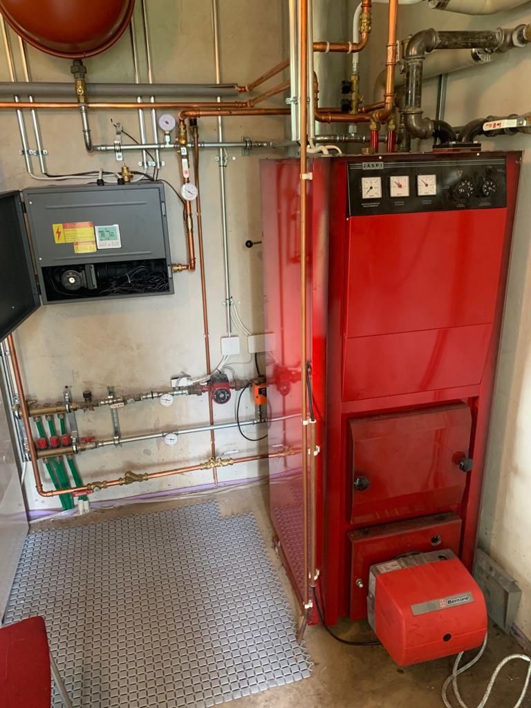 Öljypolttimen tarkastus ja liekin säätö Salossa. Ammattitaitoinen huolto parantaa hyötysuhdetta ja säästää öljyä.