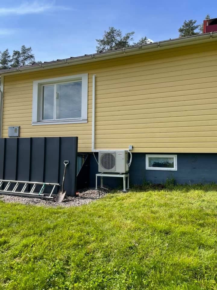 Ilmalämpöpumpun ulkoyksikkö asennettuna seinälle. Viilennys kesällä ja edullinen lisälämpö talvella Salon kodissa.