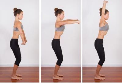Mujer realizando un ejercicio de respiración: inhala, exhala y estira los brazos. Interior, frente a una pared blanca.