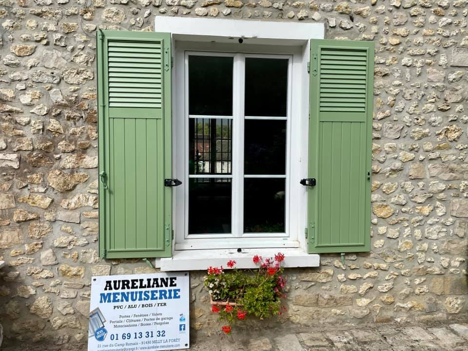 Volet en bois vert pastel