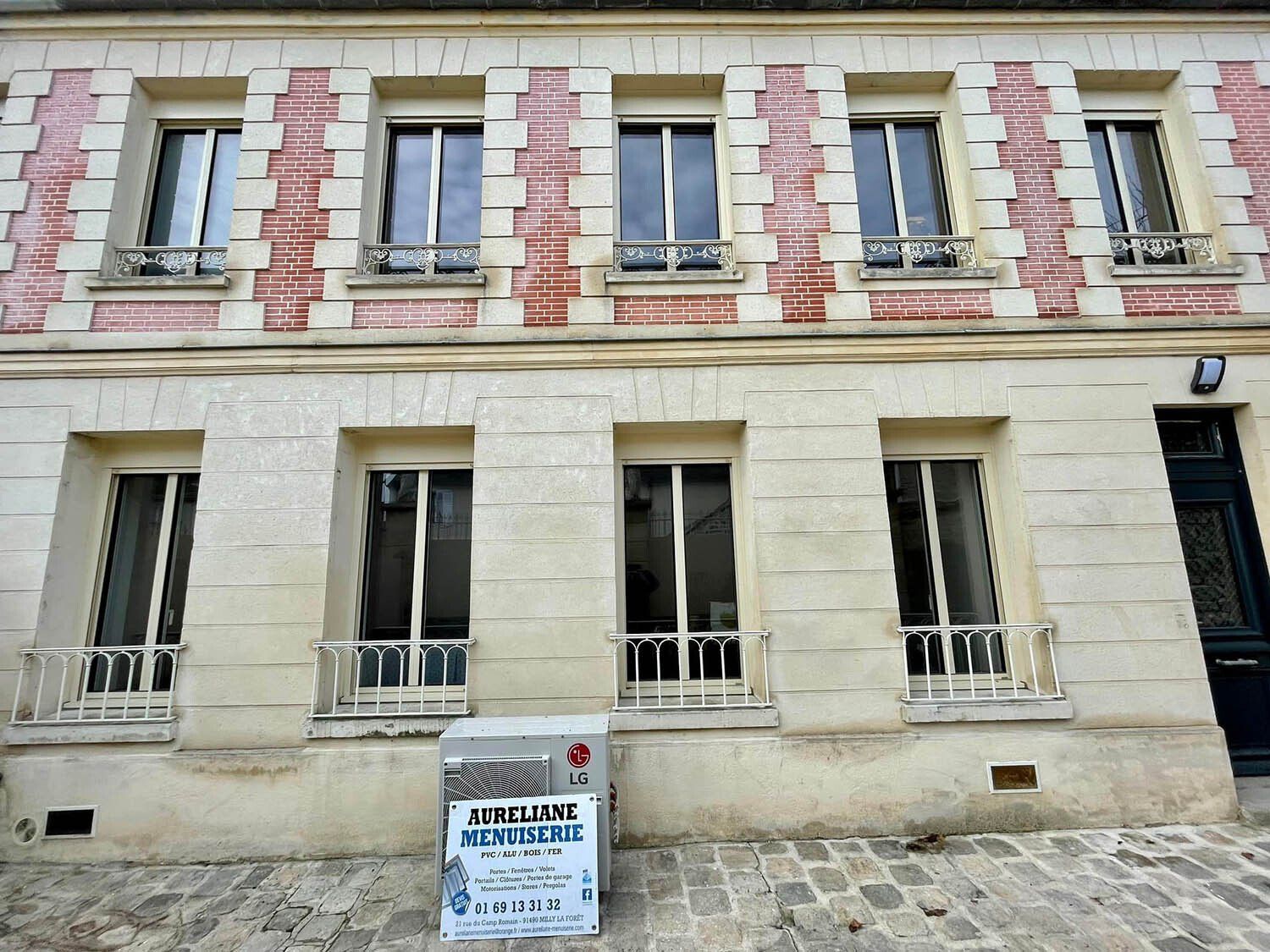 Neuf fenêtres d'un batiment en pierre