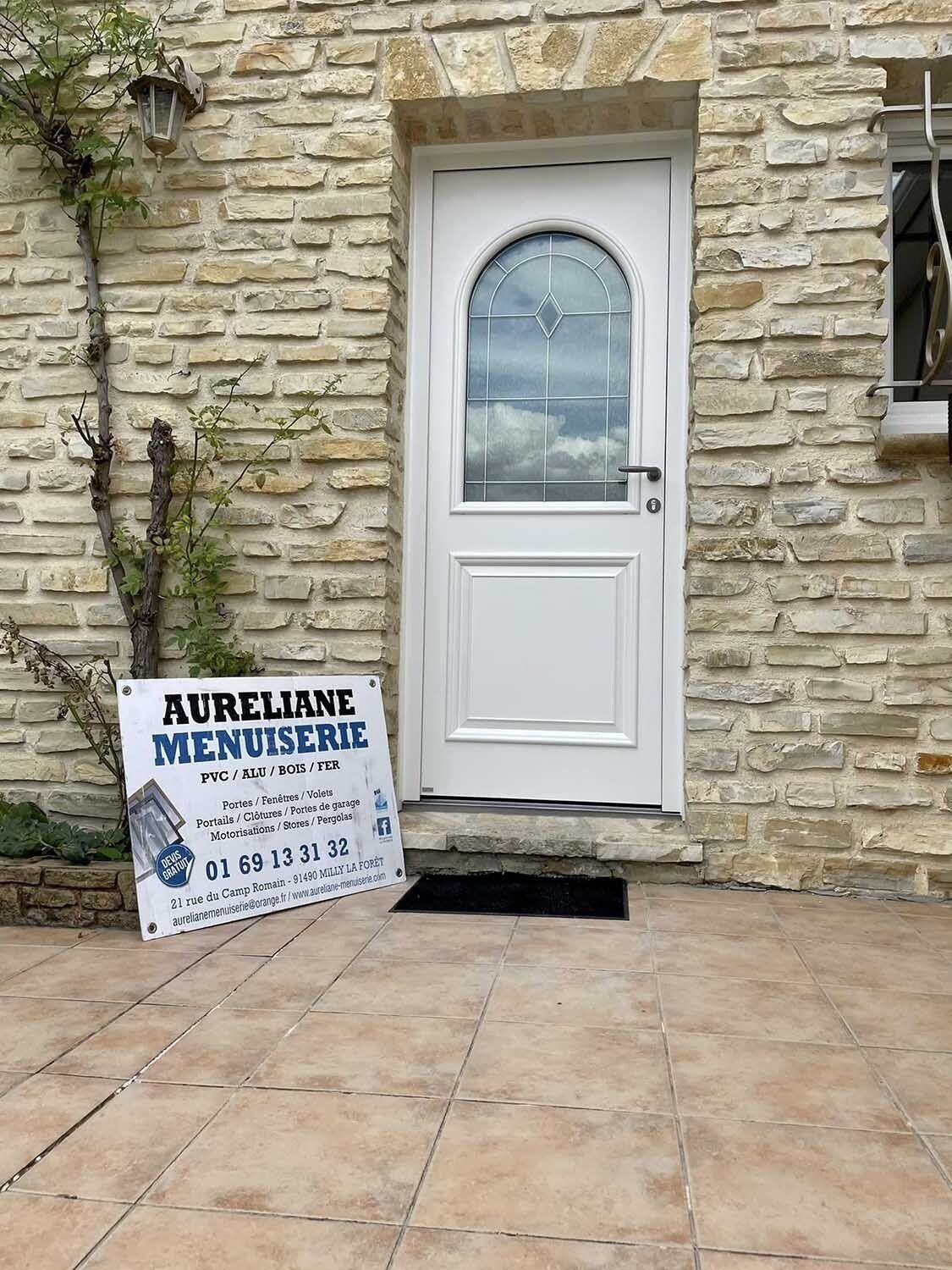 Porte d'entrée en PVC blanche