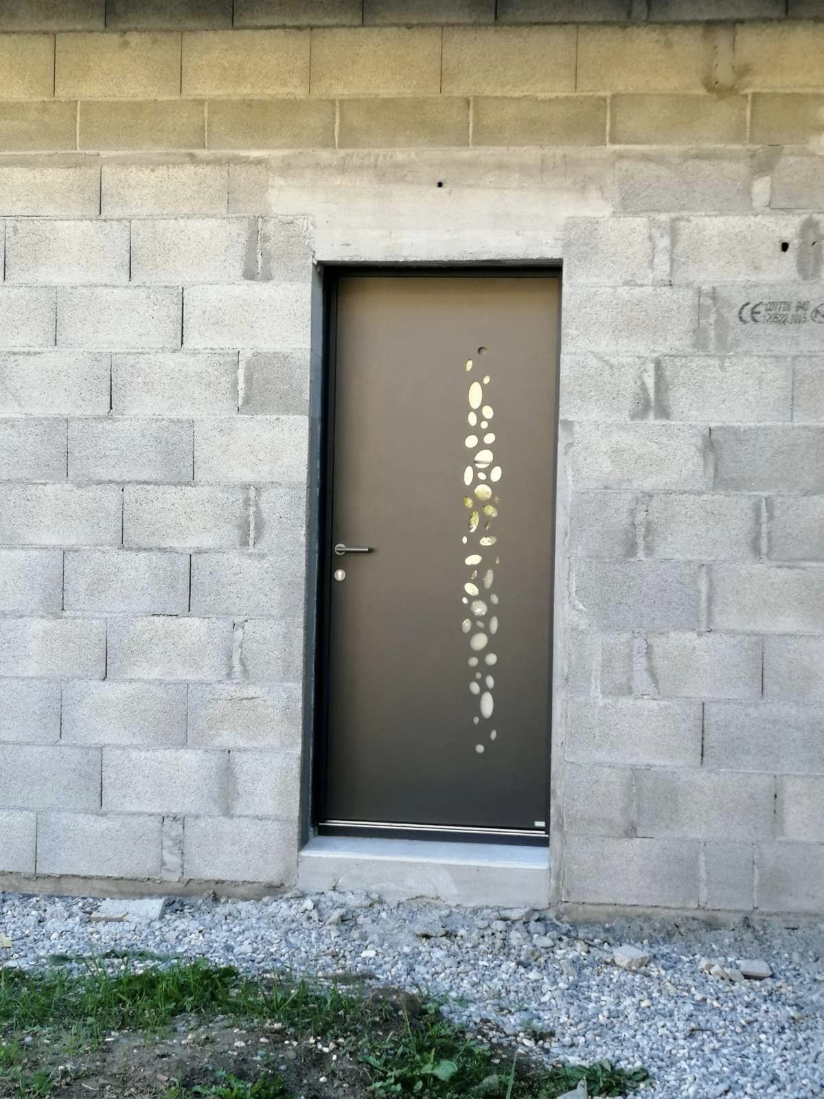 Porte autour d'un mur en agglo