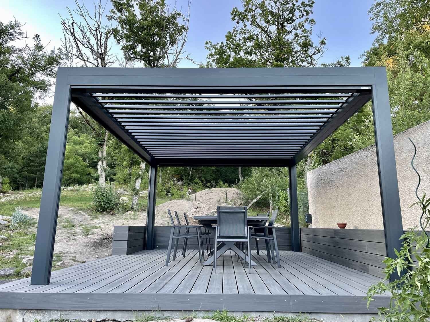 Pergolas à toit fixe sur une terrasse