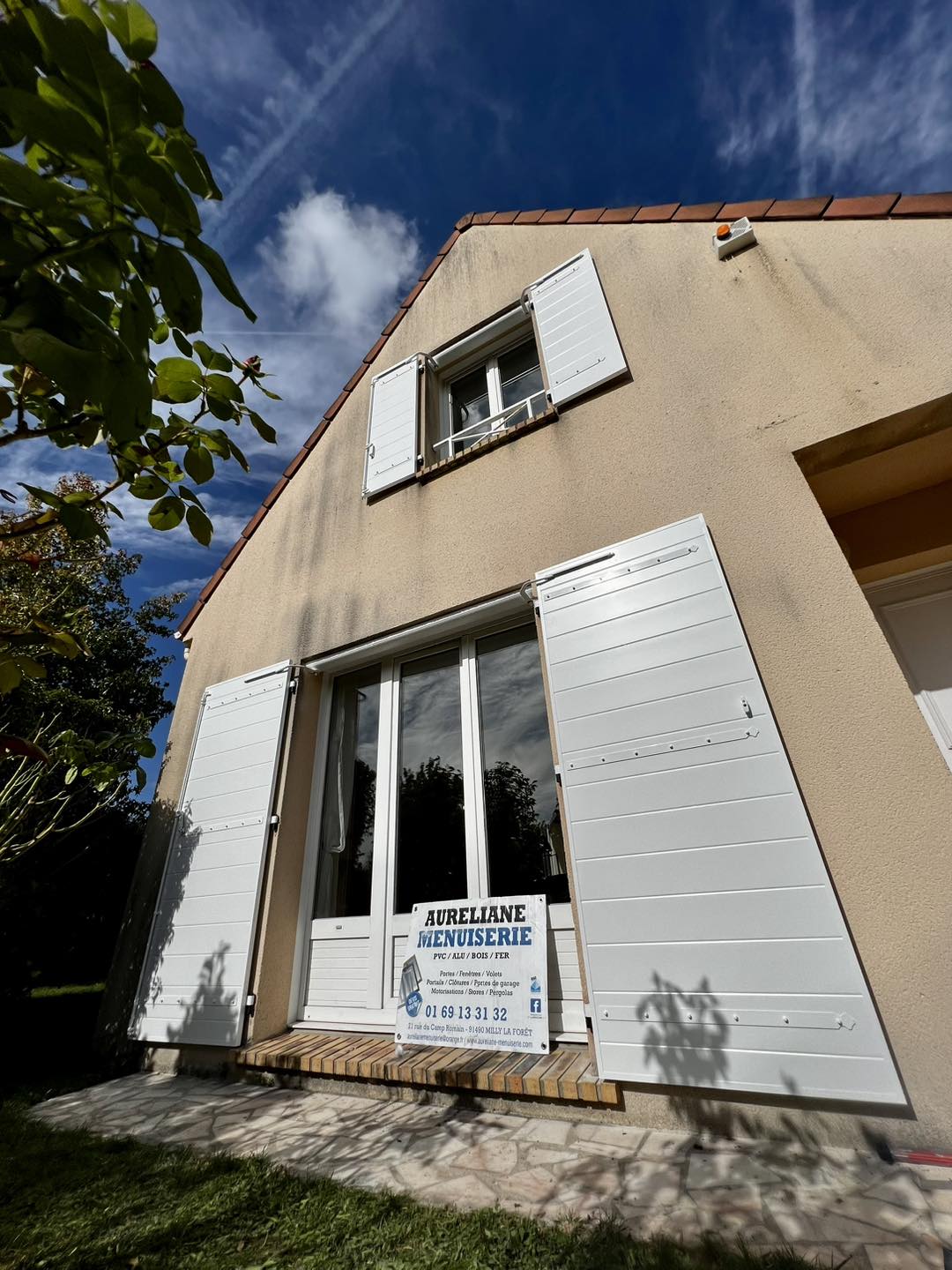 Volet blanc sur une baie vitrée