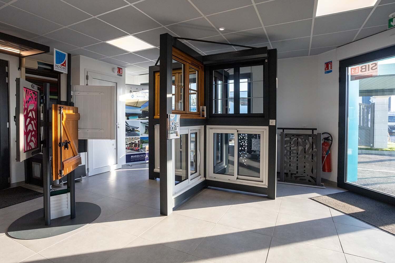Fenêtres du showroom disposées en croix