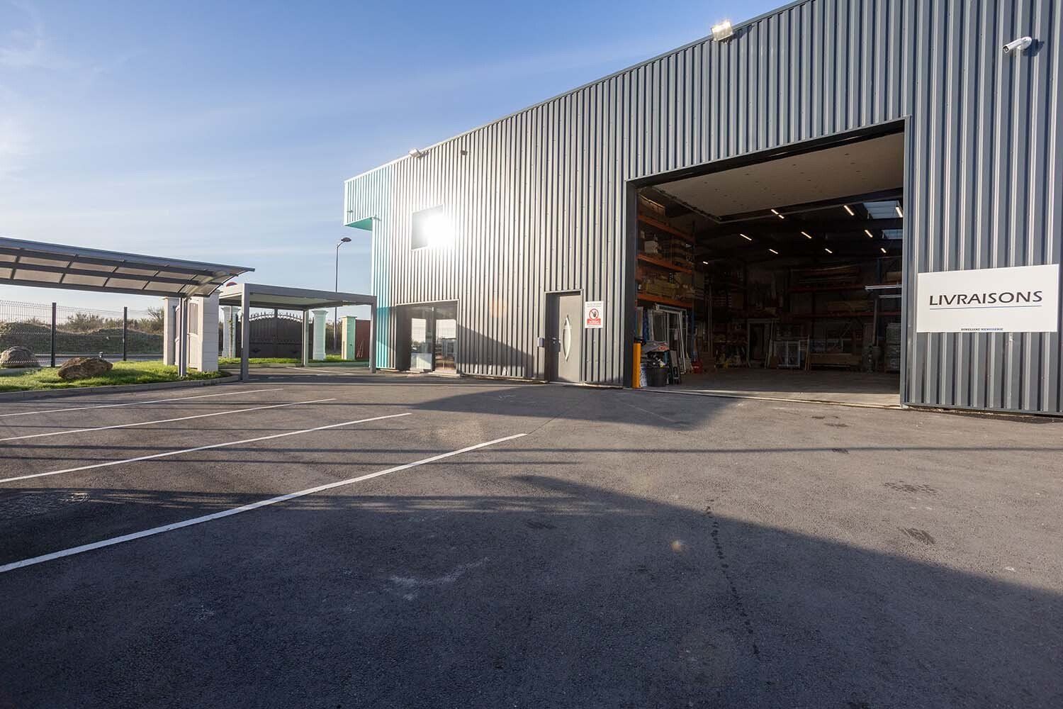 Parking de l'entrepise avec le showroom ouvert