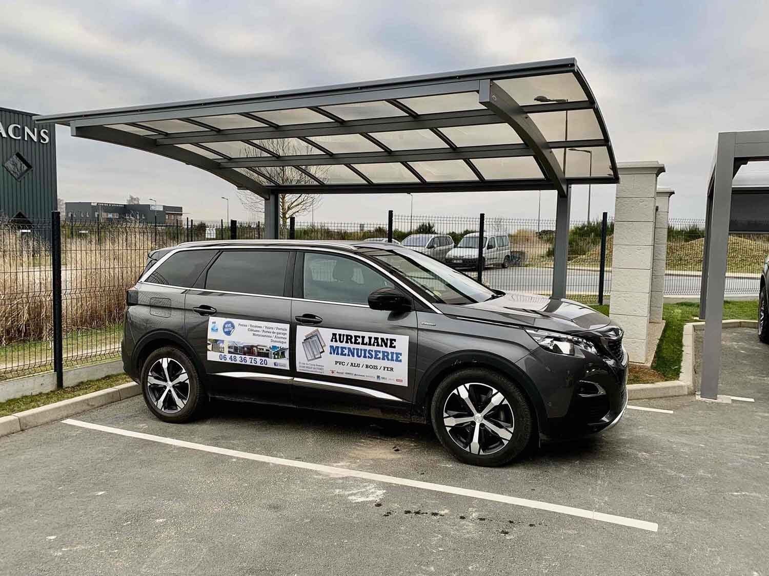 Carport avec la voiture noir d'aurelianne menuiserie