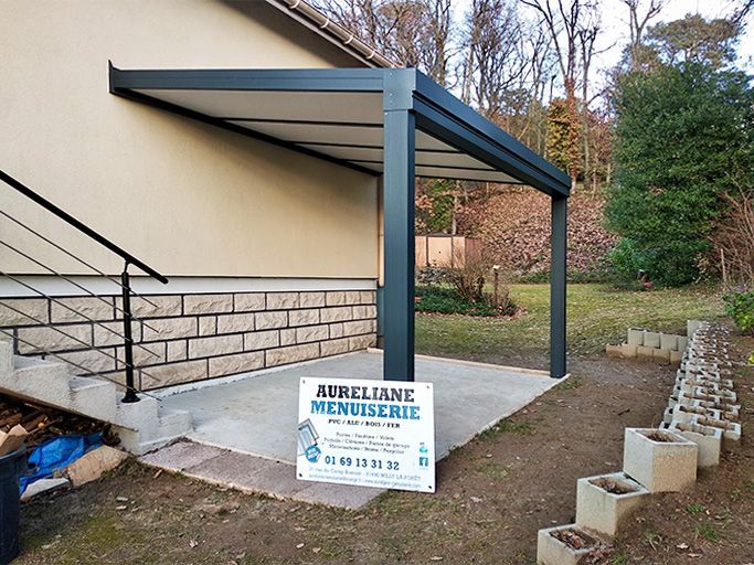 Pergolas qui couvre une terrasse bâchée
