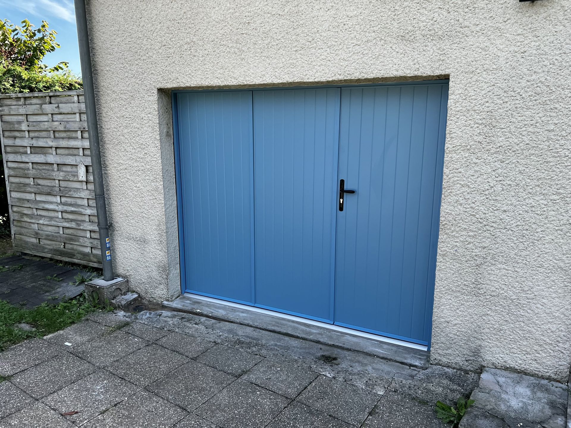 Porte de garage blanche motorisée