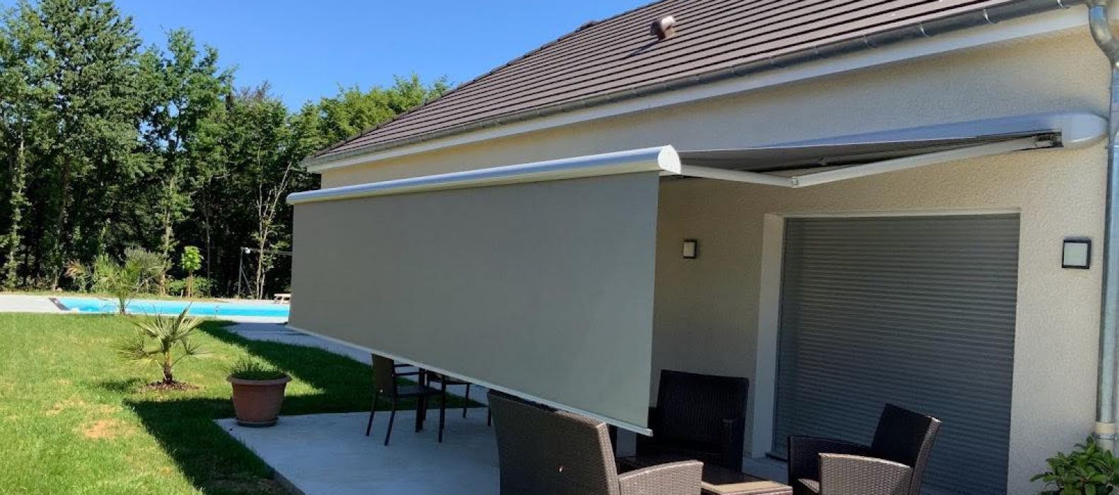 Store banne qui protege une terace proteger par une bache