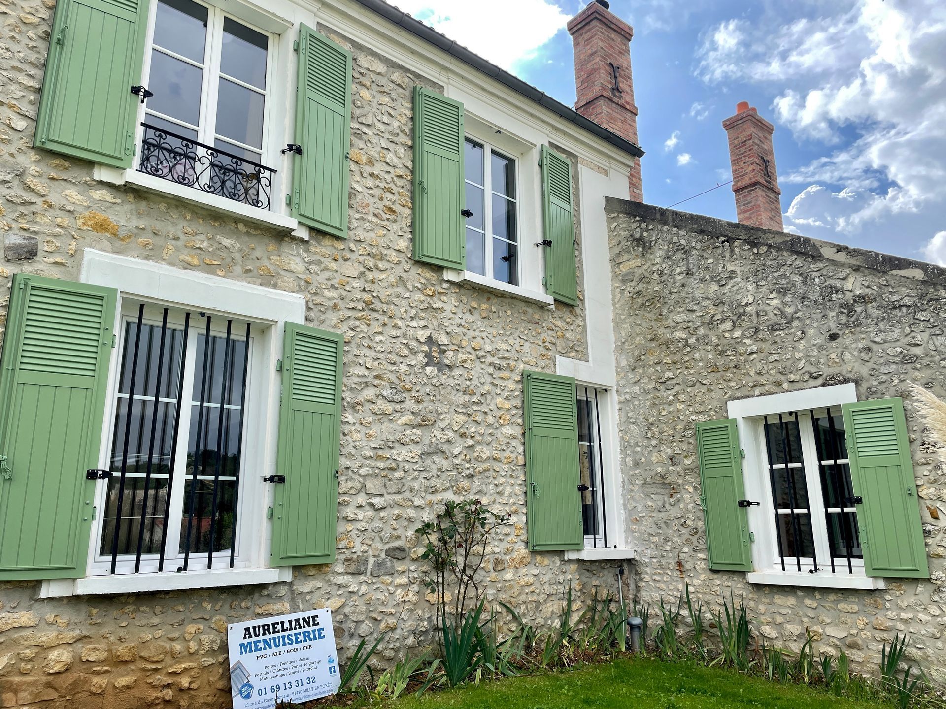 Showroom vue d'ensemble avec des volets en bois