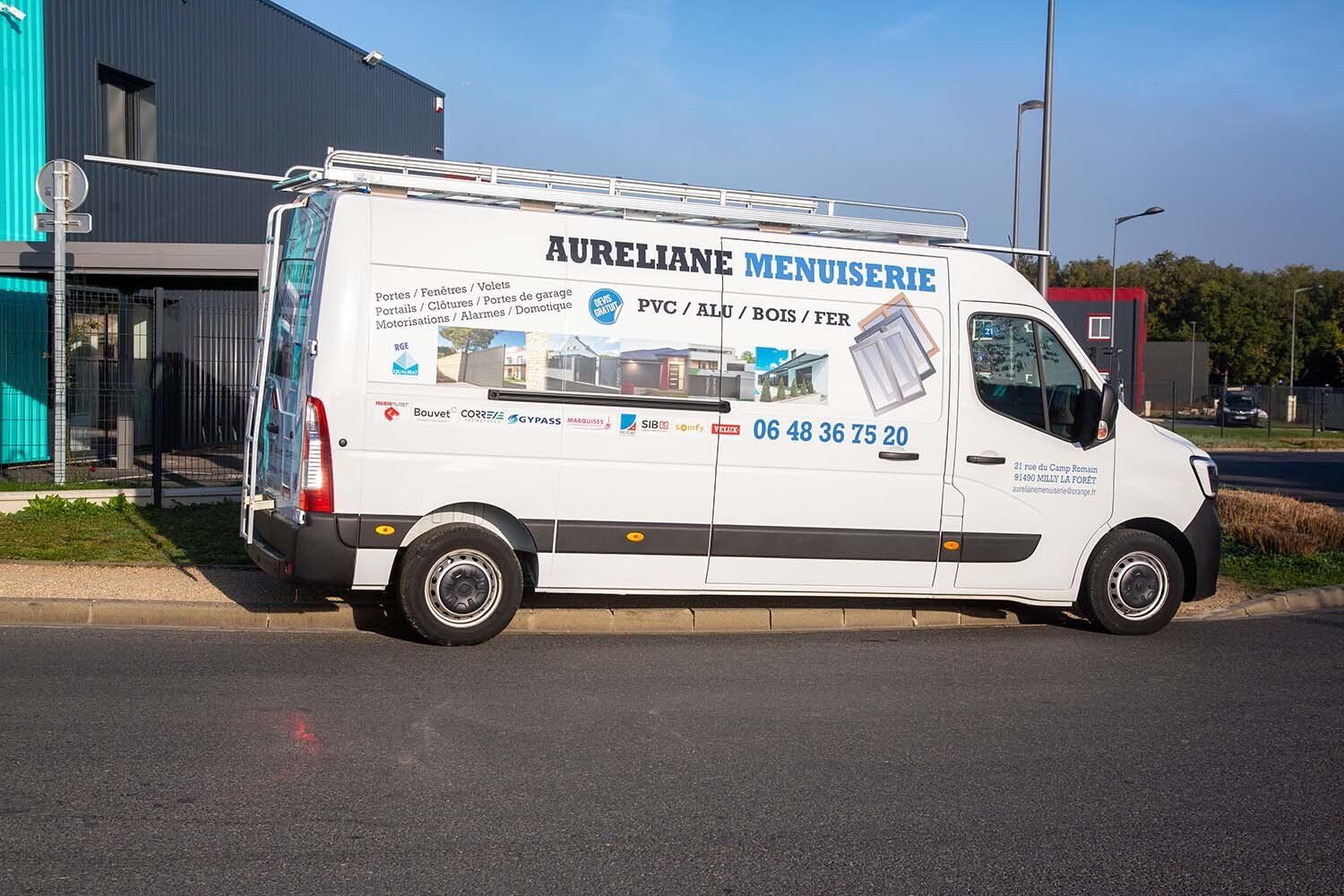 Camion de l'entreprise vu de côté
