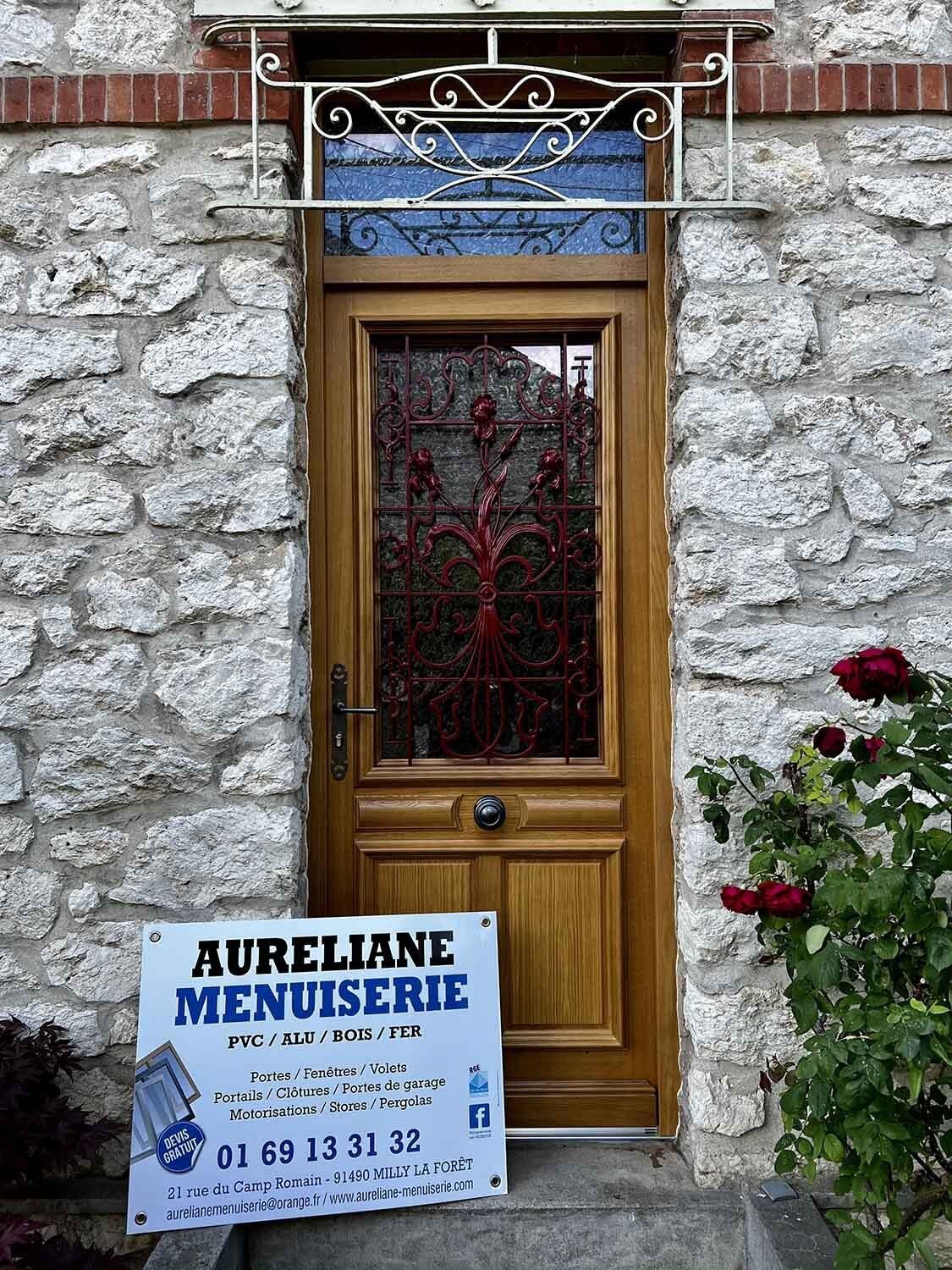 Porte en bois avec ferronnerie rouge