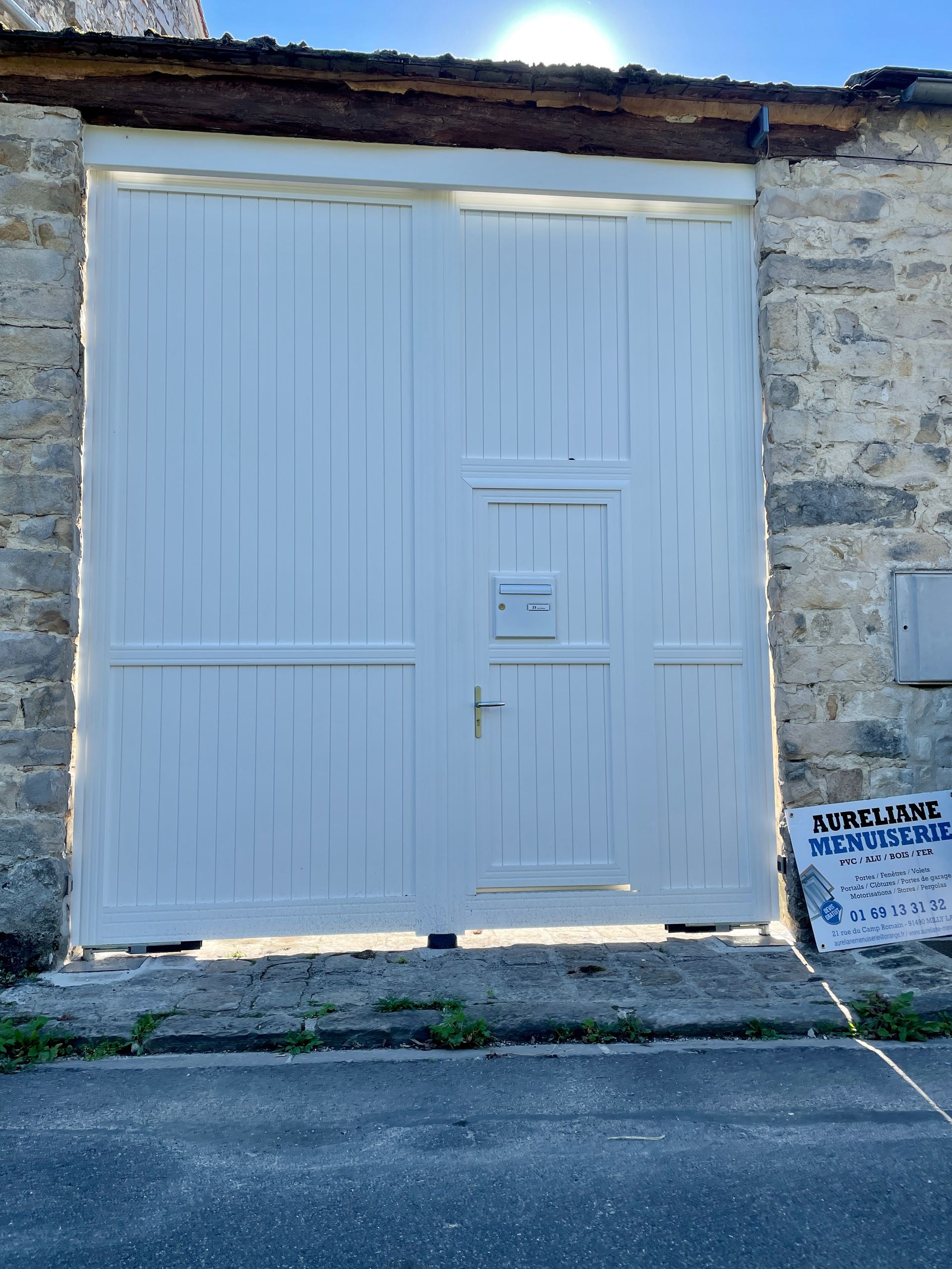 Portail gris à battants