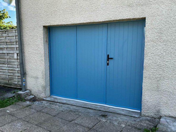Porte de garage bleue