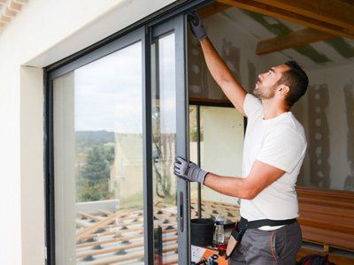 Personne qui installe une baie vitrée