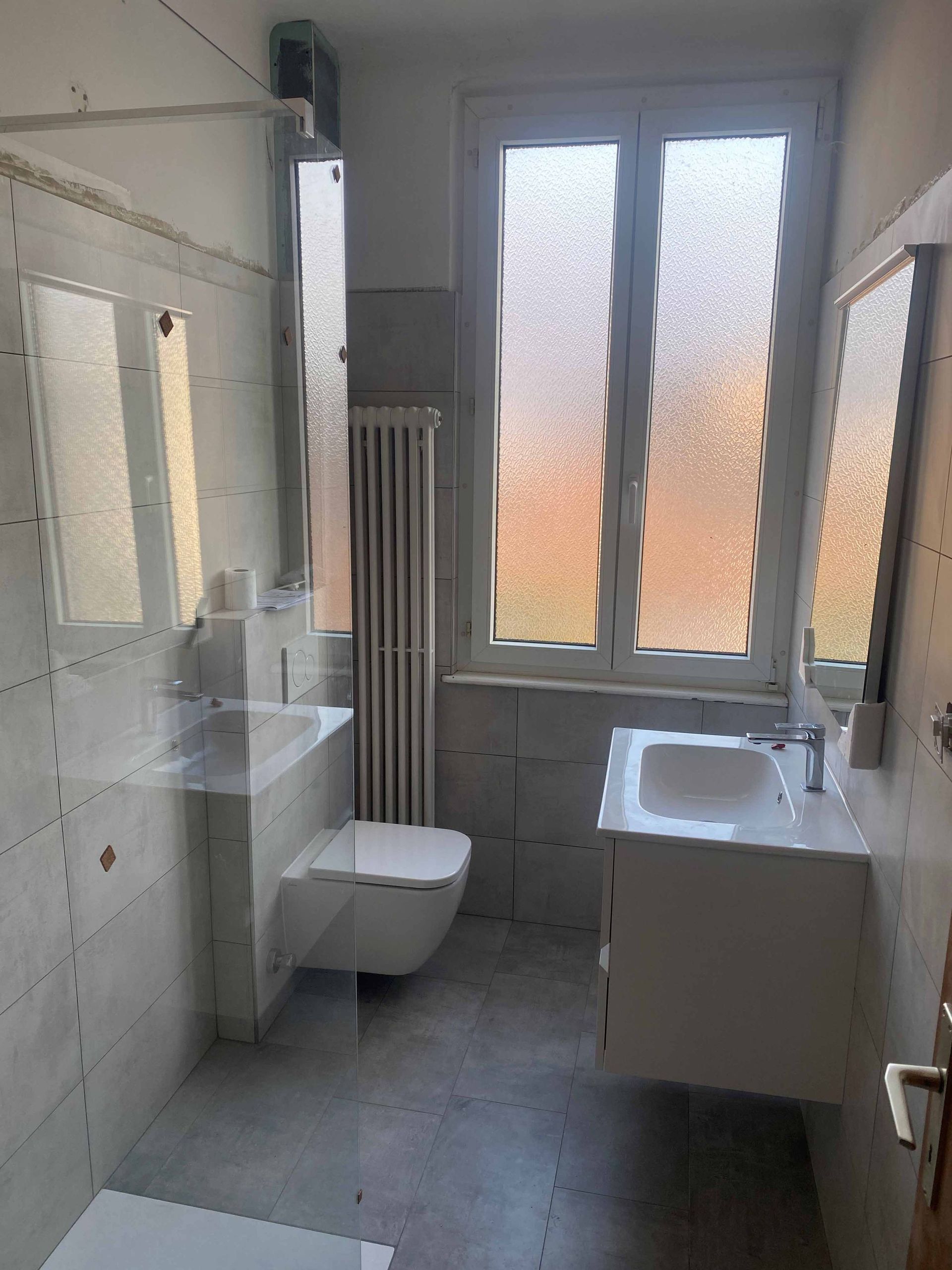 Bagno sanitari bianchi