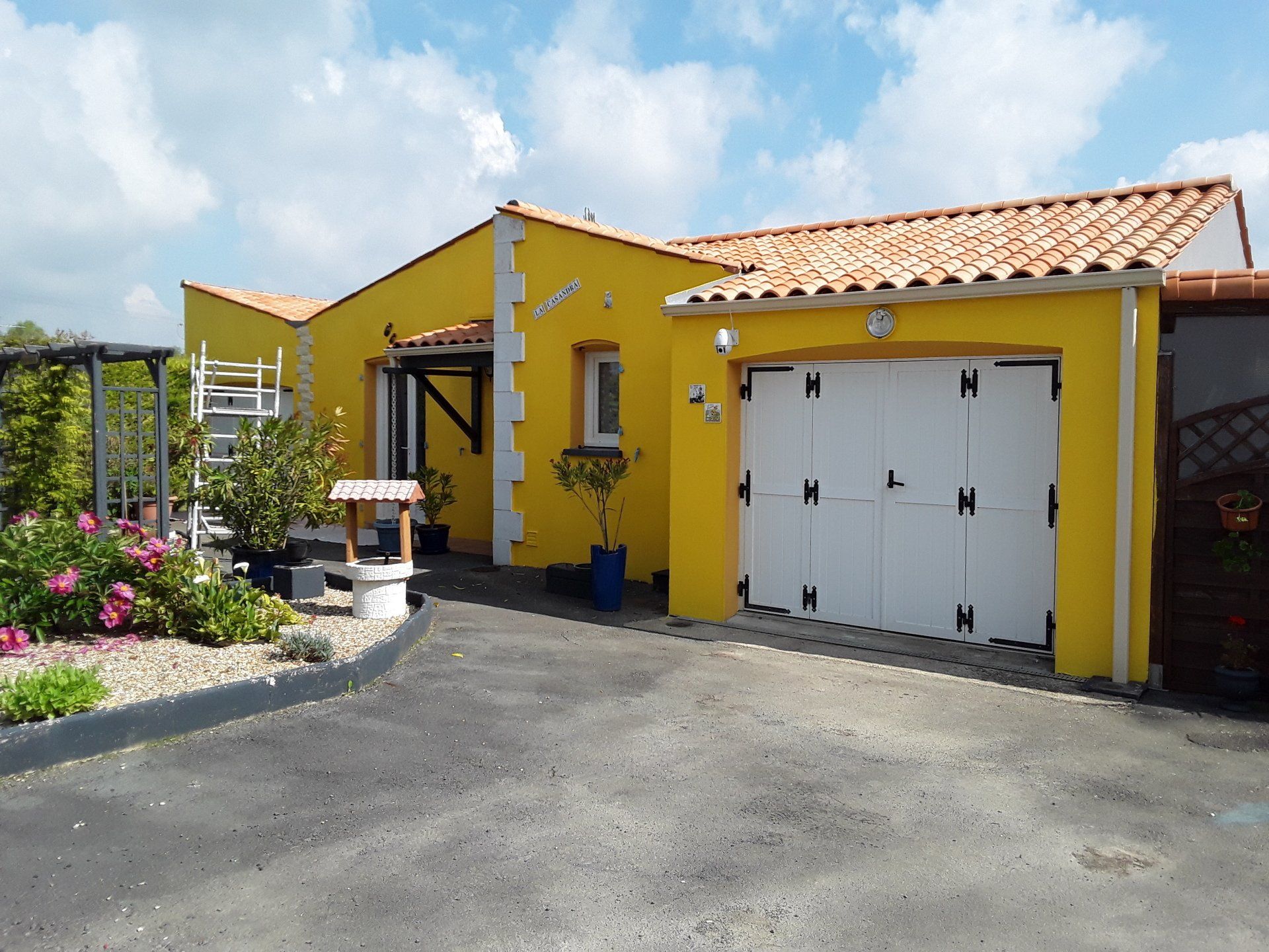 Ravalement de façade avec peinture jaune