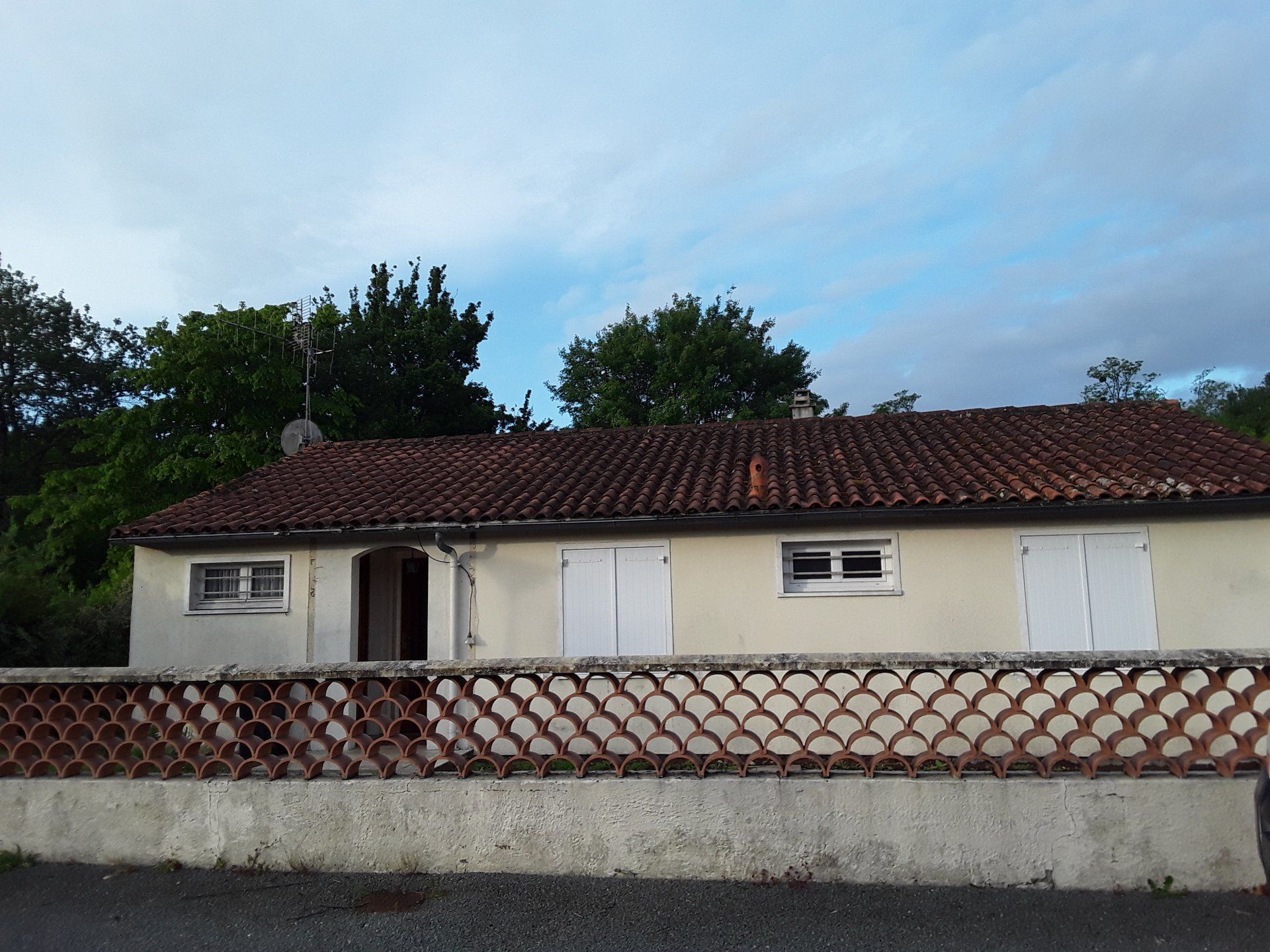 Avant travaux de peinture façade et nettoyage toiture